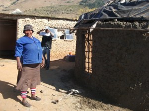 Ntombifuthi helps on Tholakele's house